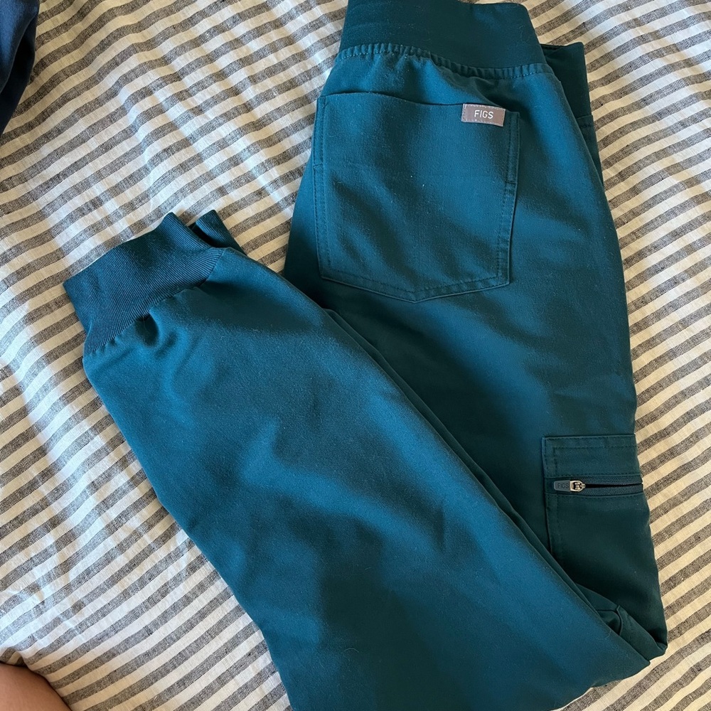 Figs Zamora XS petite in Caribbean